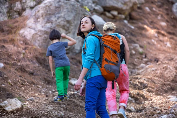 Δύο Γυναίκες Και Ένα Παιδί Περπατούν Στο Δάσος Πεζοπορία Παιδιά — Φωτογραφία Αρχείου