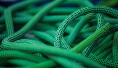 Kaya tırmanışı için yeşil ip. Etkin sporlar için ipin arkaplan resmi.