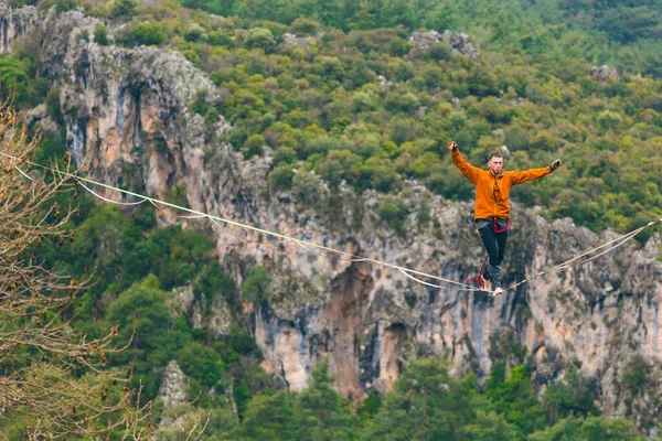 Homme Marche Long Une Fronde Tendue Highline Dans Les Montagnes — Photo