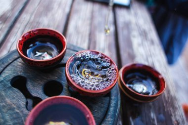 Çay seremonisi için. Çaydanlıktan bir fincana çay dökülür. Doğunun sanatı. Çay geleneği. 
