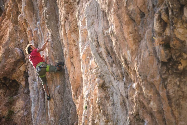 Сильный Мужчина Взбирается Скалу Альпинист Преодолевает Сложный Маршрут Восхождения Естественной — стоковое фото