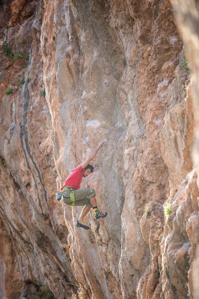 Homme Fort Grimpe Une Falaise Alpiniste Surmonte Une Route Escalade — Photo