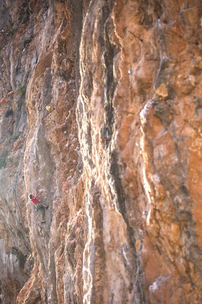 Homme Fort Grimpe Une Falaise Alpiniste Surmonte Une Route Escalade — Photo