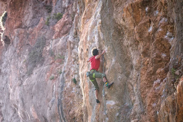 Сильний Чоловік Виліз Скелю Альпіністи Долають Складний Маршрут Сходження Природній — стокове фото