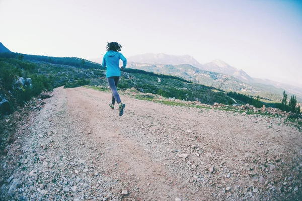Een Vrouw Loopt Langs Een Bergpad Runner Aan Het Trainen — Stockfoto