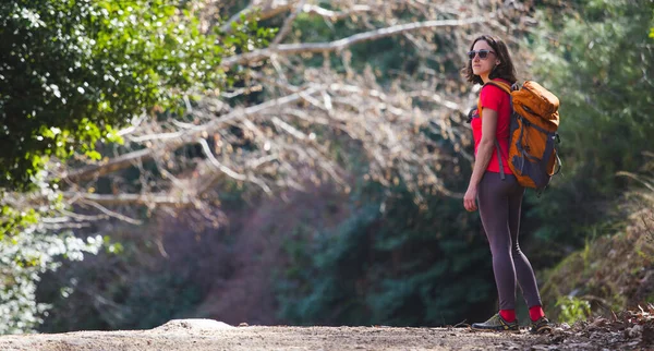 Girl Backpack Goes Mountain Trail Woman Travels Alone Picturesque Places — Stock Photo, Image