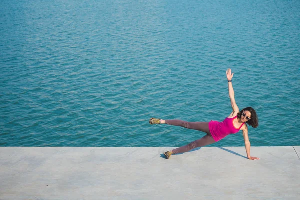 Donna Che Scalda Prima Correre Ragazza Distesa Sul Lungomare Della — Foto Stock