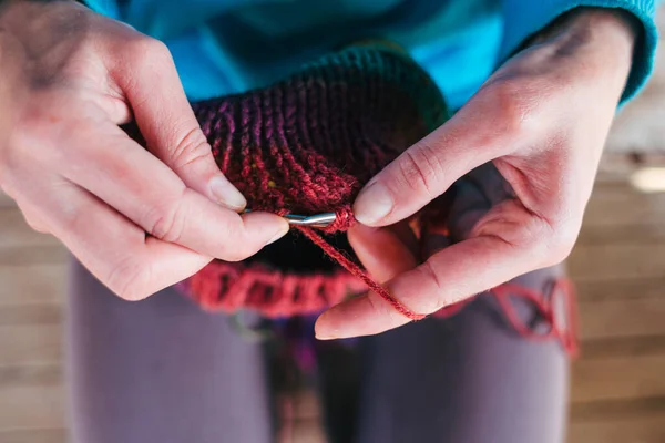 Gyapjúfonalból Köt Kalapot Női Kezek Közelről Kézzel Készített Színes Fonal — Stock Fotó