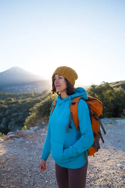 Portrait Une Fille Souriante Avec Sac Dos Sur Fond Montagnes — Photo