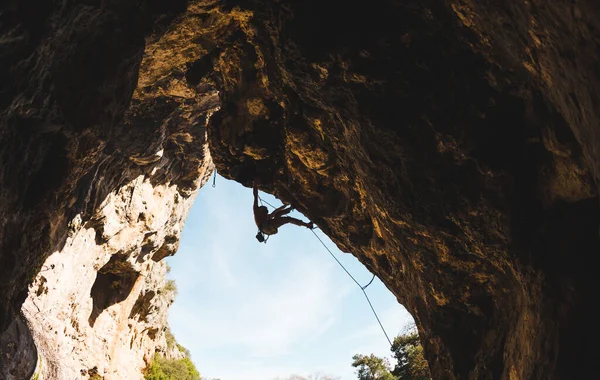 Alpinista Entra Caverna Rocha Forma Arco Homem Treina Terreno Natural — Fotografia de Stock