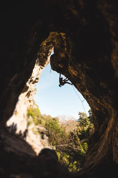Horolezec Vleze Jeskyně Kámen Podobě Oblouku Ten Muž Trénuje Přirozeném — Stock fotografie