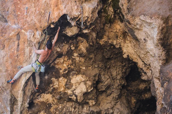 Homme Fort Grimpe Une Falaise Alpiniste Surmonte Une Route Escalade — Photo