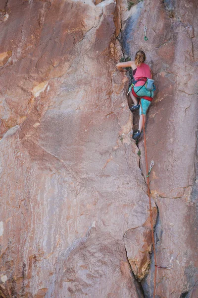 Girl Climbs Rock Athlete Trains Nature Woman Overcomes Difficult Climbing — Stock Photo, Image