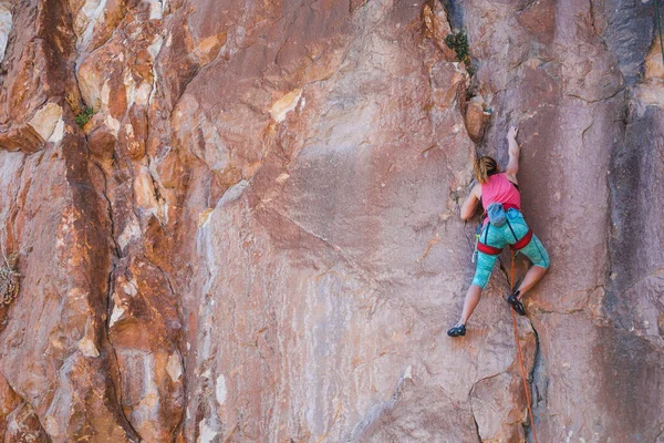 Ένα Κορίτσι Σκαρφαλώνει Μια Πέτρα Αθλητής Προπονείται Στη Φύση Γυναίκα — Φωτογραφία Αρχείου