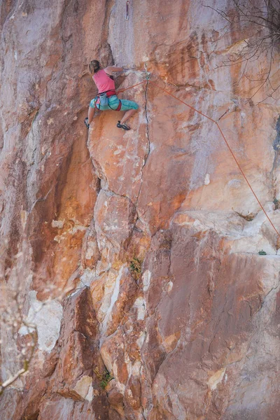 Дівчинка Піднімається Камінь Спортсмен Подорожує Природі Жінка Долає Важкий Маршрут — стокове фото