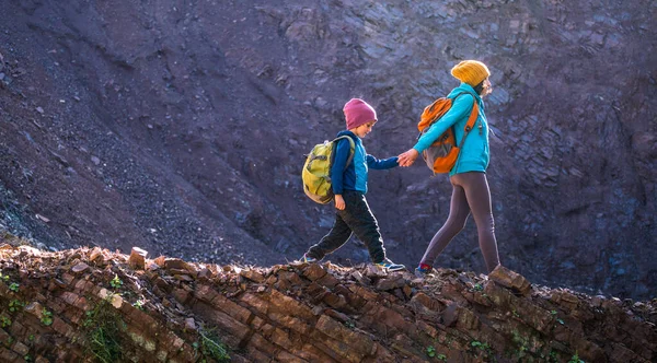 Kobieta Jej Dziecko Spacerują Górskim Szlakiem Chłopiec Plecakiem Podróżuje Matką — Zdjęcie stockowe