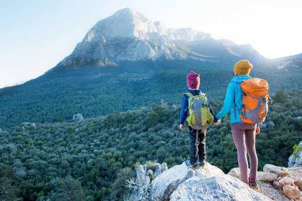 Menino Sua Mãe Estão Topo Montanha Uma Mulher Está Viajar — Fotografia de Stock