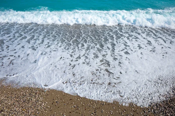 Akdeniz Temiz Turkuaz Suyu Boş Kumsal Deniz Köpüğü Okyanus Kıyısında — Stok fotoğraf