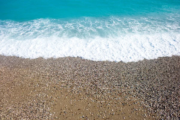 Akdeniz Temiz Turkuaz Suyu Boş Kumsal Deniz Köpüğü Okyanus Kıyısında — Stok fotoğraf