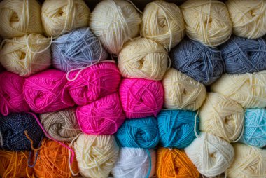 Renkli ipliğin arka planı. Toplar yakın plan çekimde. Dikiş işi için malzemeler. Dükkanda iplikle doldur. Örgü örmek için çok renkli iplikleri olan raflar.