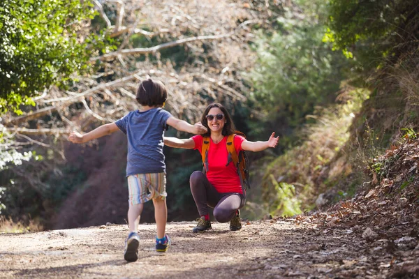 Niño Corre Hacia Madre Niño Camina Con Madre Bosque Una — Foto de Stock