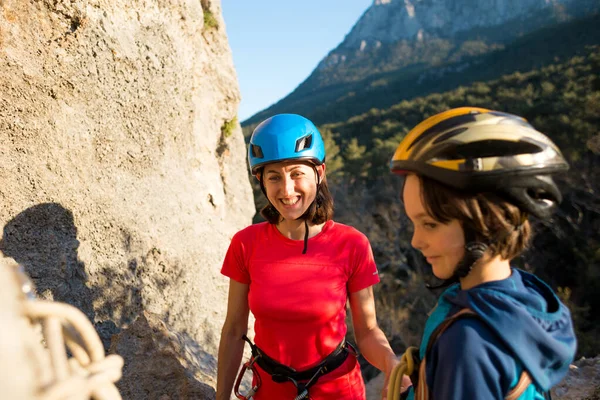 Enfant Dans Casque Est Chargé Passer Par Route Escalade Formateur — Photo