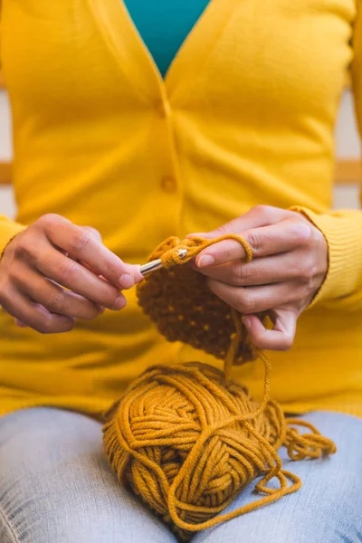 Kvinnliga Virkningar Kvinnliga Händer Närbild Flickan Upptagen Med Nålarbete Boll — Stockfoto