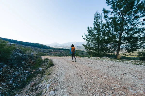 Μια Γυναίκα Σακίδιο Περπατάει Κατά Μήκος Ενός Ορεινού Δρόμου Κορίτσι — Φωτογραφία Αρχείου