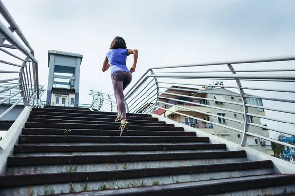 一个女人跑上楼梯 在城市里进行训练慢跑 实现这个目标 胜利的渴望 运动锻炼 — 图库照片