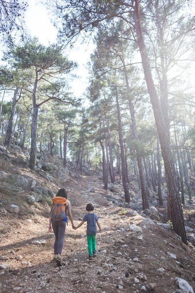 Una Mujer Camina Con Hijo Por Bosque Chico Con Madre —  Fotos de Stock