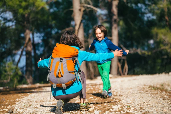 Niño Corre Hacia Madre Niño Camina Con Madre Bosque Una — Foto de Stock