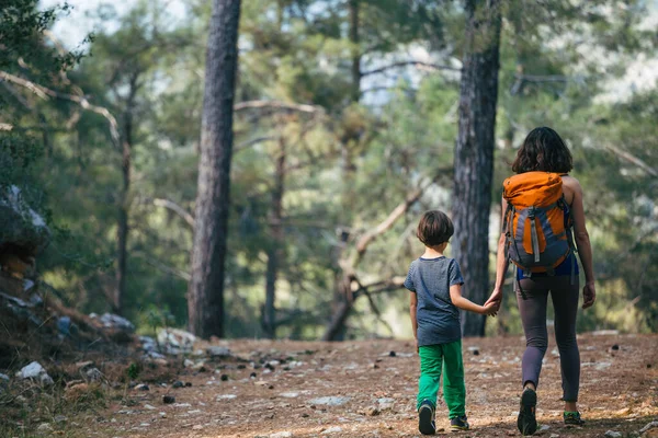 Una Mujer Camina Con Hijo Por Bosque Chico Con Madre — Foto de Stock