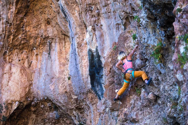 Bir Kız Kayaya Tırmanıyor Sporcu Doğada Antrenman Yapar Kadınlar Zor — Stok fotoğraf