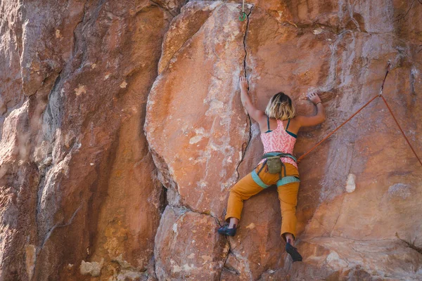 Een Meisje Klimt Een Rots Atleet Traint Natuur Vrouw Overwint — Stockfoto