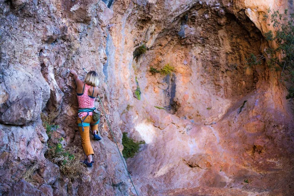 Una Chica Trepa Una Roca Atleta Entrena Naturaleza Mujer Supera —  Fotos de Stock