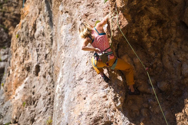 Una Chica Trepa Una Roca Atleta Entrena Naturaleza Mujer Supera — Foto de Stock