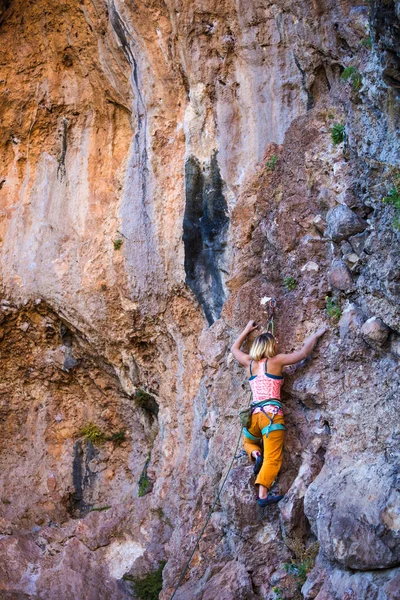 Girl Climbs Rock Athlete Trains Nature Woman Overcomes Difficult Climbing — Stock Photo, Image