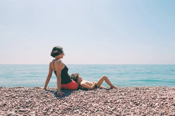 Μια Γυναίκα Κάθεται Γιο Της Στην Παραλία Και Κοιτάζει Θάλασσα — Φωτογραφία Αρχείου
