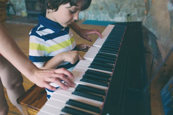 Una Mujer Enseña Hijo Tocar Piano Chico Domina Instrumento Musical — Foto de Stock