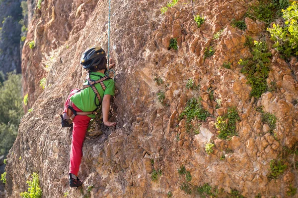 Niño Casco Está Escalando Terreno Natural Niño Sube Una Roca — Foto de Stock