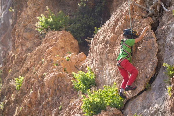 Niño Está Escalando Terreno Natural Niño Con Casco Sube Una — Foto de Stock