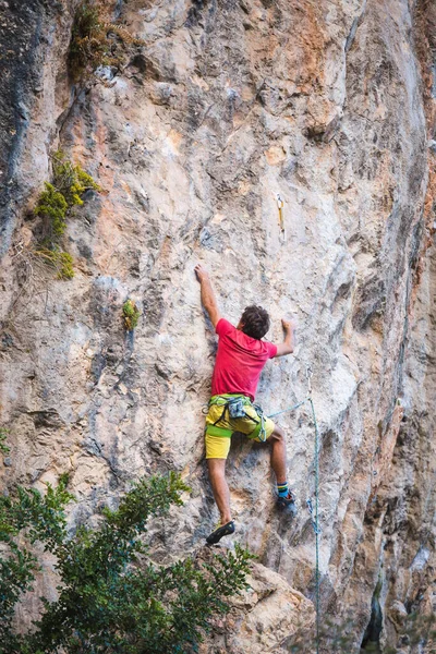 Homem Forte Sobe Penhasco Escalador Supera Uma Rota Escalada Difícil — Fotografia de Stock