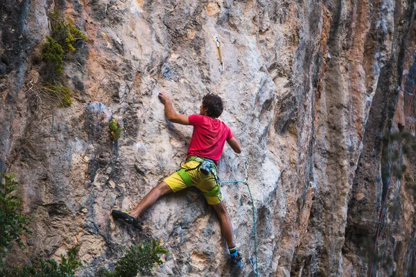 Hombre Fuerte Sube Acantilado Escalador Supera Una Difícil Ruta Escalada —  Fotos de Stock