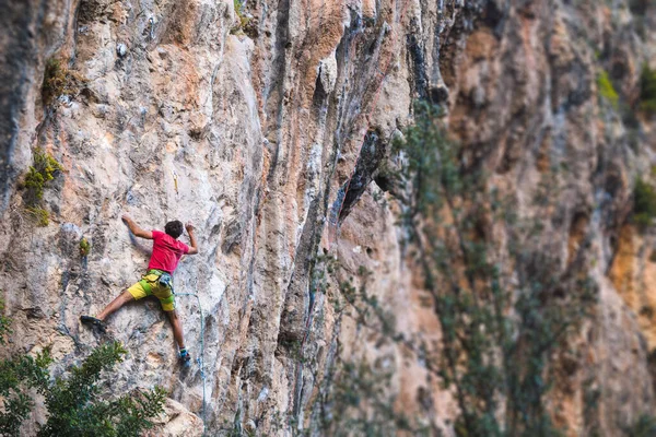Güçlü Bir Adam Uçuruma Tırmanır Dağcı Doğal Bir Arazide Zorlu — Stok fotoğraf