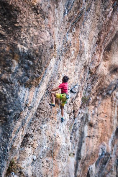 Homem Forte Sobe Penhasco Escalador Supera Uma Rota Escalada Difícil — Fotografia de Stock