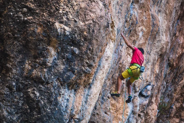 Hombre Fuerte Sube Acantilado Escalador Supera Una Difícil Ruta Escalada — Foto de Stock