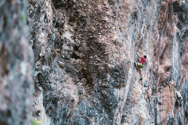 Homem Forte Sobe Penhasco Escalador Supera Uma Rota Escalada Difícil — Fotografia de Stock