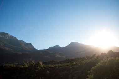 Mavi gökyüzünün arka planında güzel Türk dağları. Zirve. Türkiye 'de tırmanış.