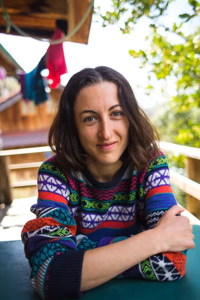 Eine Frau Pullover Sitzt Auf Der Veranda Eines Ländlichen Holzhauses — Stockfoto