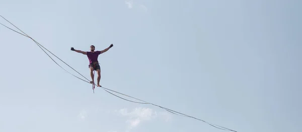 Destacador Fondo Del Cielo Azul Hace Movimiento Hombre Camina Largo —  Fotos de Stock